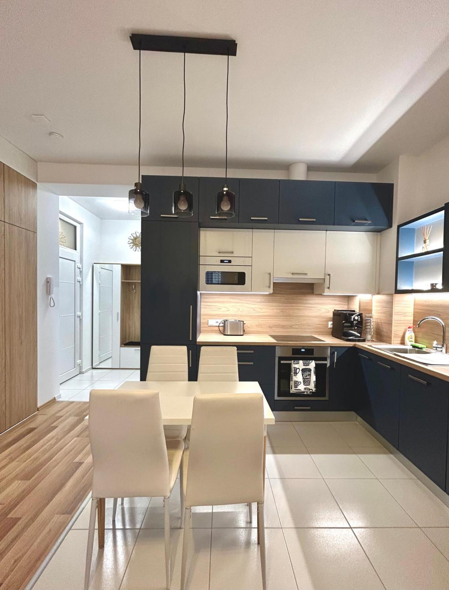 One Step Apartman - City Center With Self Check-In Szombathely Eksteriør bilde